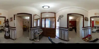 Casa con dos pisos independientes y azotea ático.